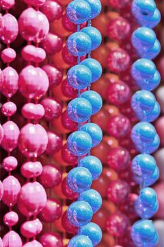 close-up van het trendy paarse en blauwe kralen strings van Tony Vingerhoets