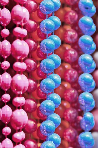 gros plan de chaînes de perles violet et bleu à la mode