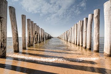 Die Wellenbrecher am Strand von Domburg, Zeeland von Martijn van der Nat