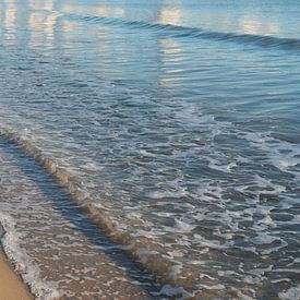 Wellen gleiten sanft an den Sandstrand von Adriana Mueller
