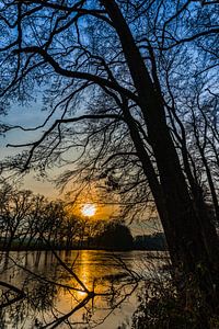 Zon weerspiegeld in meerwater bij zonsondergang met mooi natuurlandschap in het herfstseizoen van Alex Winter