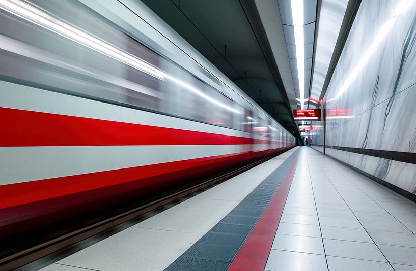 Zugdurchfahrt, Bahnhof im Fluss von fernlichtsicht