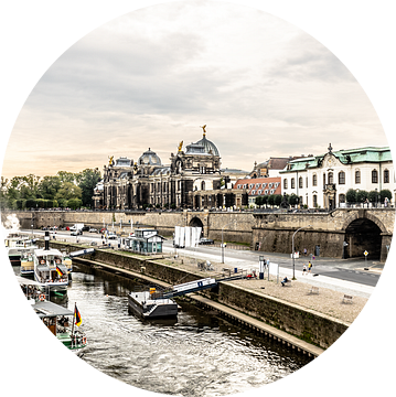 oude centrum van Dresden met rondvaartboot van Eric van Nieuwland
