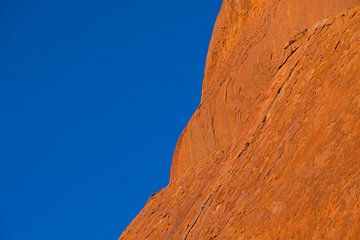 Rode Rots (Uluuru - Ayers Rock) tegen Strakblauwe Outback Lucht van Joyce van Dijk Fotografie