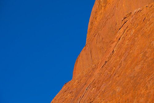 Rode Rots (Uluuru - Ayers Rock) tegen Strakblauwe Outback Lucht