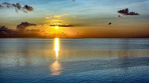 Oranje en blauwe zonsopkomst