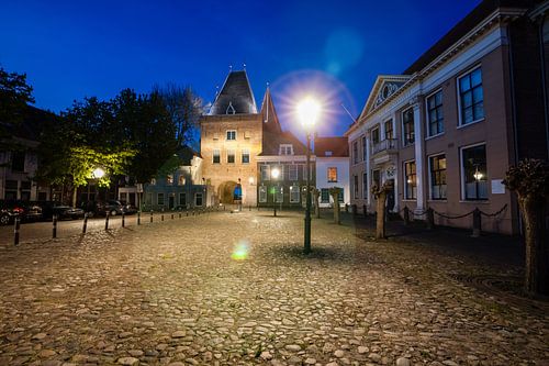 Avondfoto van de koornmarktspoort in Kampen, Hanzesteden in beeld