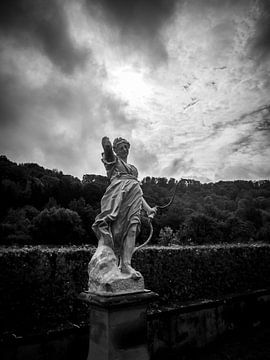 Statue im Skulpturengarten von Moniek van Rijbroek