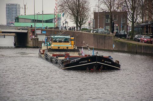 Binnenvaartschip Watergeus vaart in Amsterdam