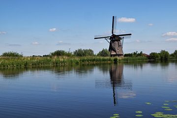 Oer Hollands landschap met een Molen in de Ablasserwaard bij het dorpje Kinderdijk. Mooi reflecties  van Robin Verhoef