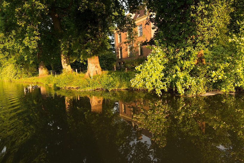Landhuis Rhijnauwen gezien vanuit de Kromme Rijn by Marijke van Eijkeren