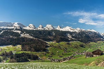 Uitzicht op de besneeuwde Churfirsten toppen in de Zwitserse Alpen van Conny Pokorny