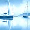 Horizont in Blau – Segelboote im Schwebezustand von Manfred Rautenberg