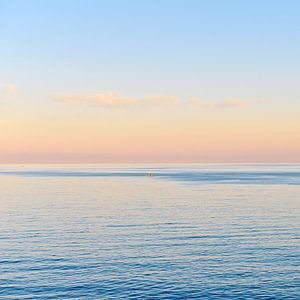 La force méditative de la mer Ionienne sur la côte de Catane