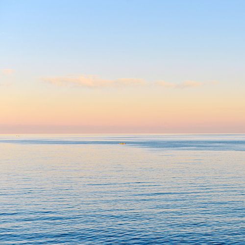 Meditatieve kracht van de Ionische Zee aan de kust van Catania
