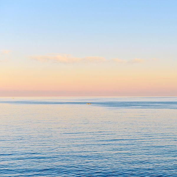 La force méditative de la mer Ionienne sur la côte de Catane par Silva Wischeropp