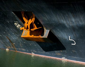 The shadows on the ship's hull moored in the harbor. by scheepskijkerhavenfotografie