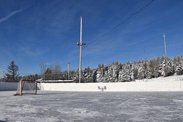 La patinoire du village en hiver sur Claude Laprise