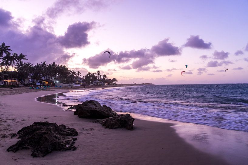 Purple sunset on the beach by Reis Genie