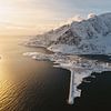 Lever de soleil hivernal au-dessus de Reine, Lofoten, Norvège. Vue aérienne du fjord et des montagnes sur Marion Stoffels