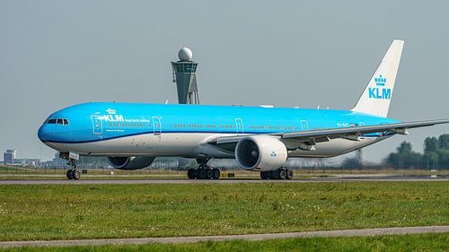Abfliegende Boeing 777-300 der KLM.