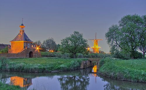 Gorinchem Dalems Poortje and windmill de hoop