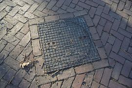 Schachtdeckel in Rechenlicht von John Van der Kaap