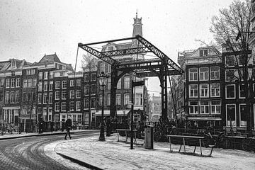 Innere Stadt von Amsterdam im Winter Schwarz und Weiß