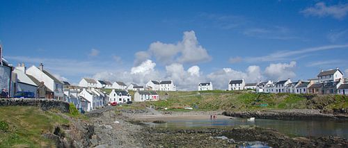 Witte huizen aan de kust