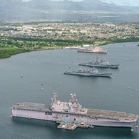 U.S. Navy mottenballenschepen bij Pearl Harbor. van Jaap van den Berg