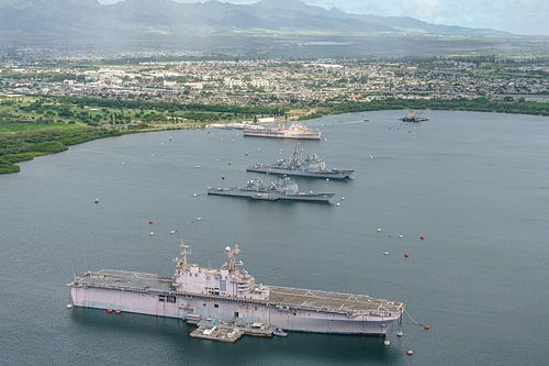 U.S. Navy mottenballenschepen bij Pearl Harbor.