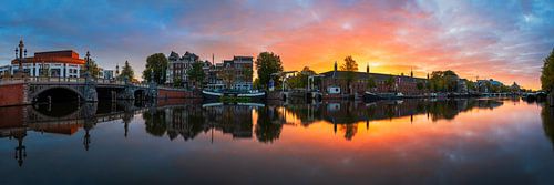 Uitzicht op de Amstel (oostkant) en de Walter Süskindbrug in Am