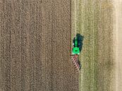 Tractor maakt de grond klaar voor het planten van gewassen van bovenaf gezien van Sjoerd van der Wal Fotografie thumbnail
