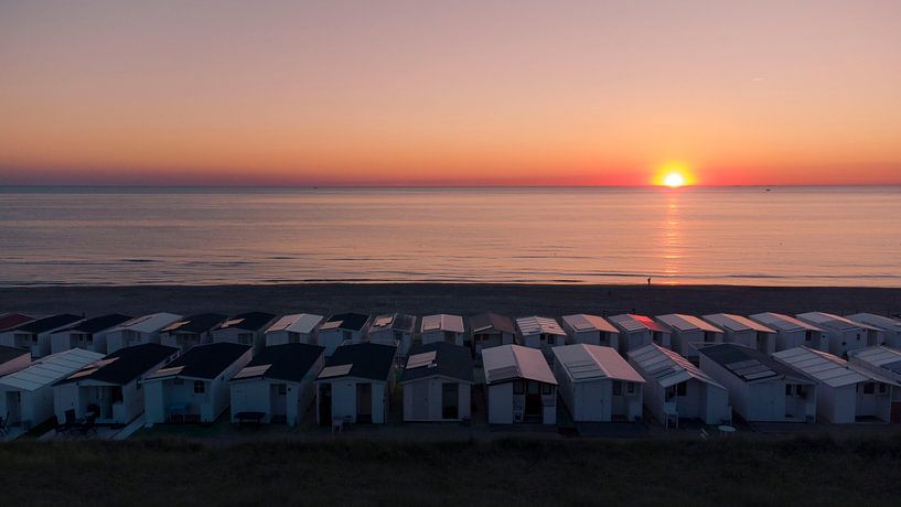 Zonsondergang op het strand I Strandhuisjes aan de Noord-Zee I Zandvoort, Noord-Holland I Drone-foto van Floris Trapman