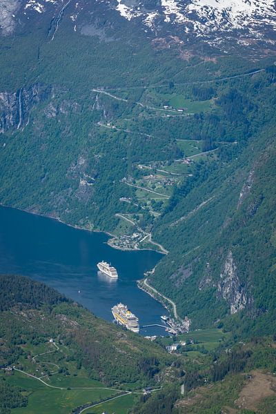 De weg Ørnevegen in Geirangerfjord, Noorwegen van Arja Schrijver Fotografie