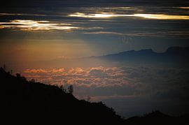 Indonésie, au-dessus des nuages près des volcans, lever du soleil sur Janina S.