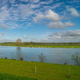 Limburg von seiner schönsten Seite: Die Maas schlängelt sich durch die Landschaft von Robin Verhoef