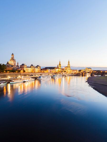 Dresden mit der Frauenkirche am Abend von Werner Dieterich