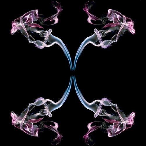 Abstract gekleurde rook met roze wit en blauw en menselijk gezicht