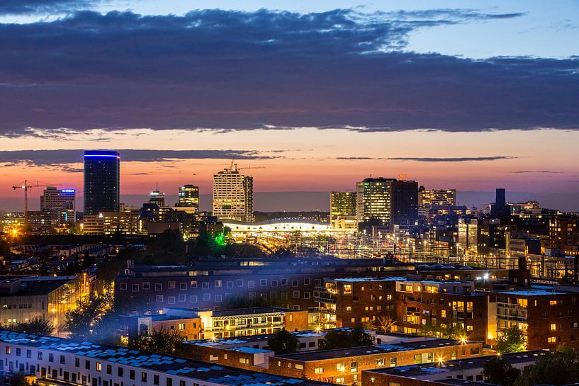 Zone des gares d'Utrecht au crépuscule par Michiel Ton