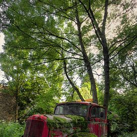 Urbex - Roter Lastwagen von Vivian Teuns