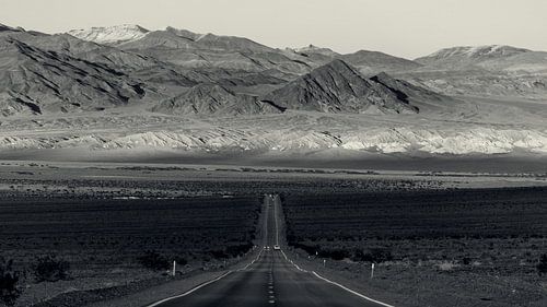Death Valley - highway CA-190 by Keesnan Dogger Fotografie