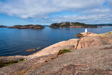 Beacon in front of the archipelago island Kapelløya in Norway by Rico Ködder