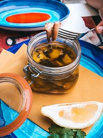 Langsam gekochter Oktopus auf farbigen Tellern in einer italienischen Taverna Amalfi, Italien von Michiel Dros