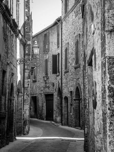 Narrow street in Genoa by Hanneke Bantje