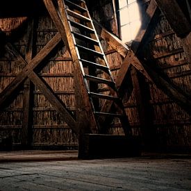 Holztreppe im Obergeschoss  von Tammo Strijker