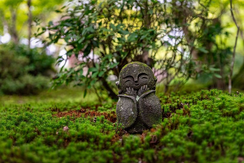 Jizo dans la nature - Un moment de paix et de chaleur par Michael Bollen