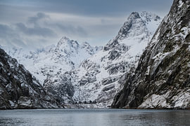 Besneeuwde bergen en fjord op de Lofoten in Noorwegen