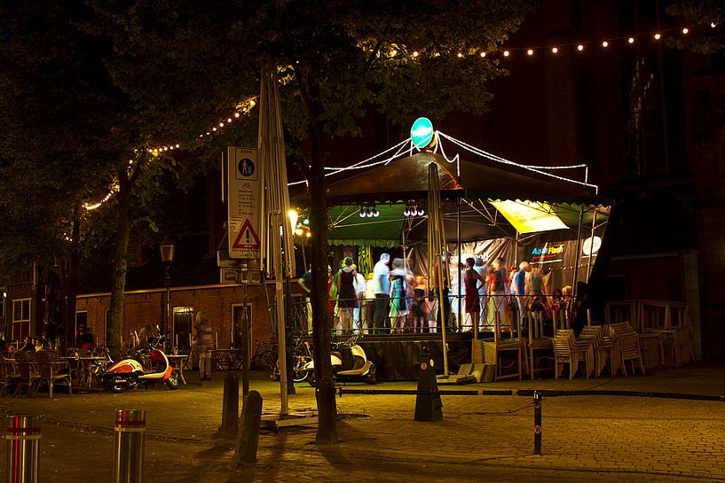 Dansen op de Groenmarkt by Avond in Amersfoort