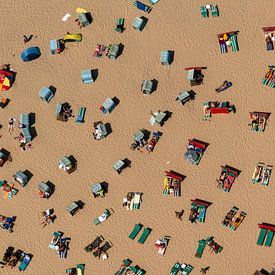 Luchtfoto mensen en ligbedden aan strand van aerovista luchtfotografie